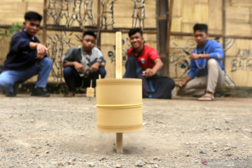 Cegah kecanduan gawai, anak-anak dikenalkan permainan gasing bambu