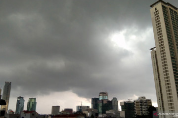 BMKG minta warga Jakarta waspadai hujan petir dan angin kencang