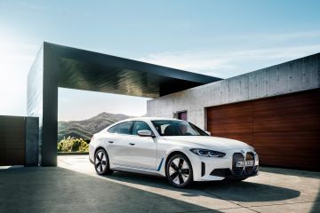 BMW iX dan i4 tawarkan dua tahun isi daya gratis selama 30 menit di AS