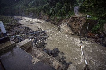 Jembatan terputus diterjang banjir bandang