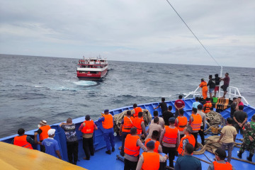 293 penumpang kapal patah kemudi di perairan Kepsul diselamatkan