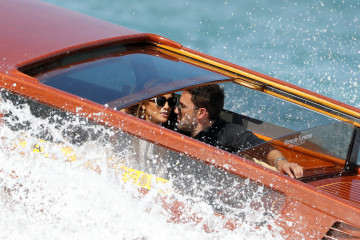 Ben Affleck & Jennifer Lopez pamer kemesraan di Festival Film Venesia