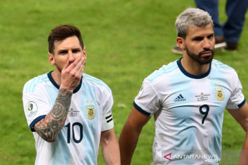 Guardiola, Messi pimpin penghormatan setelah Aguero umumkan pensiun