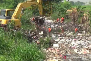 Sampah Kali Busa berasal dari hulu sungai