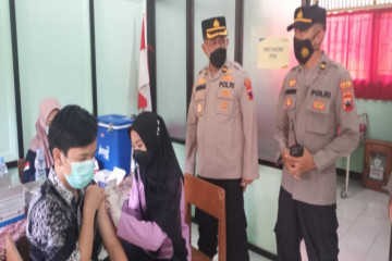 Polres Batang vaksinasi COVID-19 ratusan pelajar dukung PTM