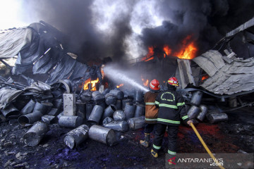 Kebakaran pabrik karung di Depok