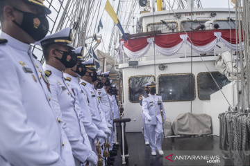 Upacara HUT Ke-76 TNI  AL  di KRI Bima Suci