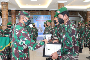Pangdam Cenderawasih memberi penghargaan 10 prajurit TNI berprestasi