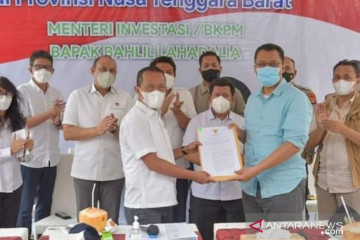 Menteri Bahlil serahkan SK pemutusan kontrak GTI kepada Gubernur NTB