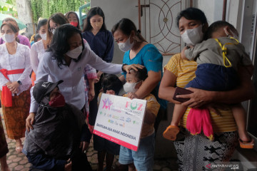 Penyerahan bantuan bagi anak dan perempuan kepala keluarga terdampak COVID-19