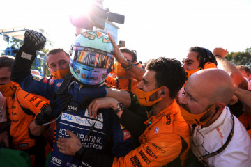 Ricciardo rayakan kemenangan saat McLaren finis 1-2 di Monza