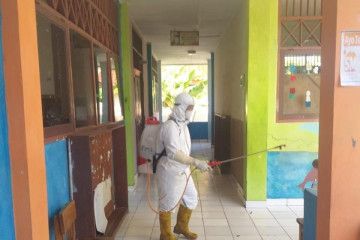 PMI Kepulauan Seribu bantu semprotkan disinfektan di sekolah