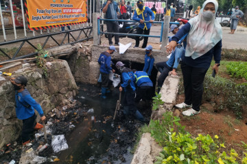 Antisipasi banjir, Pemkot Jakbar keruk lumpur di PHB Utan Jati