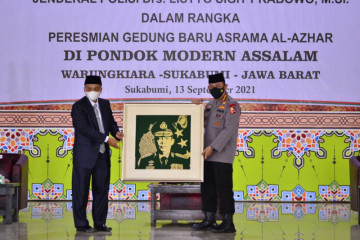 Kapolri tinjau vaksinasi di Ponpes Assalam Sukabumi