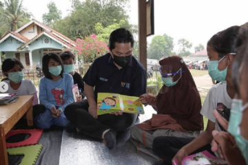 Erick Thohir antarkan buku dan alat gambar ke anak-anak Desa Cikuya