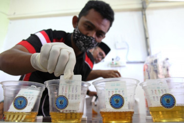 FOTO PEMERIKSAAN URINE RATUSAN PEGAWAI BPBD ACEH BARAT