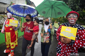 Aksi badut mengajak warga untuk vaksinasi COVID-19