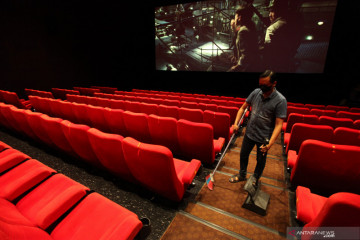 Persiapan operasional bioskop di Surabaya