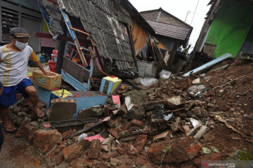 Rumah roboh akibat angin kencang dan hujan lebat di Banten