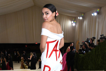 Ocasio-Cortez kenakan gaun berslogan politis di Met Gala 2021