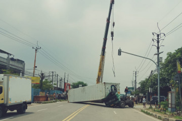 Truk kontainer terguling tutupi jalan Serang-Tangerang km 21
