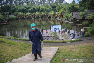 Vaksinasi COVID-19 di kawasan wisata Dusun Bambu