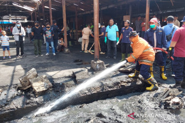 Pemkot bersihkan area kebakaran Pasar Bawah libatkan 300 ASN