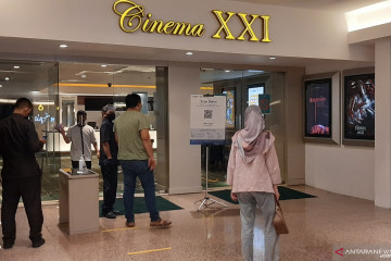 Pengunjung sambut baik pembukaan bioskop di Blok M saat PPKM