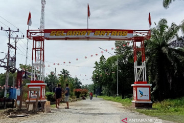 Satgas TNI bersama warga perbatasan bangun Gapura Merah Putih