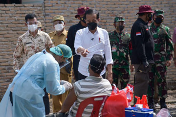 Presiden tinjau vaksinasi di Deliserdang