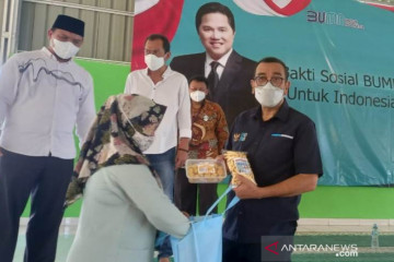 Kementerian BUMN serahkan bansos sembako untuk warga Pangkalpinang