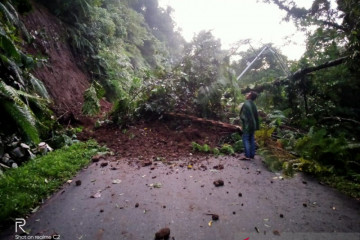 Jalan di Malampah Pasaman tertimbun longsor sudah bisa dilalui