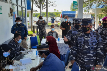 TNI AL gelar vaksinasi maritim di Tanjung Pasir Tangerang