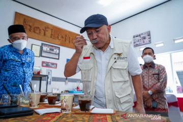 Menkop lepas ekspor biji kopi hasil koperasi di Subang ke Arab Saudi