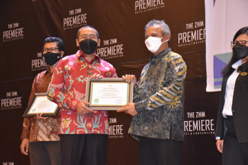 PT Semen Padang terima penghargaan pencegahan COVID-19 dari Menaker