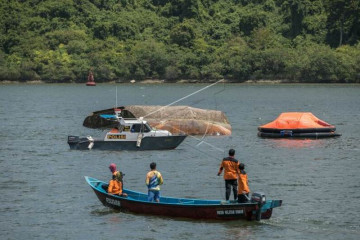 Kapal Pengayoman IV terbalik