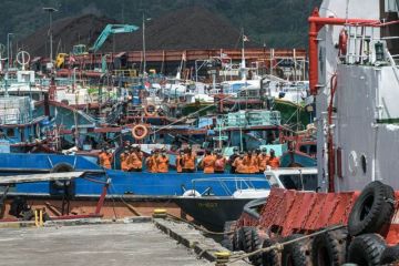Kapal Pengayoman IV terbalik