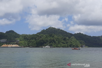 Petugas gabungan evakuasi korban kapal Pengayoman IV