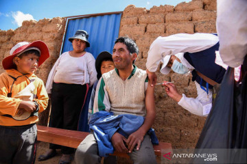 Sosialisasi dan vaksinasi COVID-19 "door to door" di Bolivia