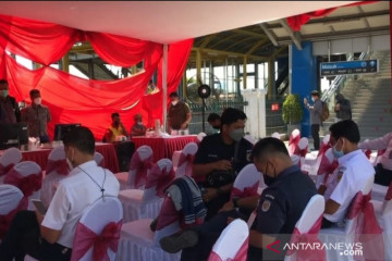 Penumpang kereta api di Stasiun Kranji Bekasi divaksinasi COVID-19