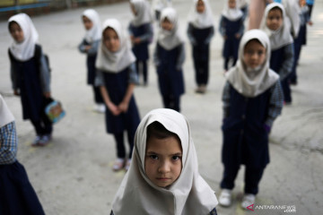 Anak-anak perempuan di Afghanistan kembali bersekolah