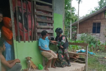 Satgas TNI beri pengobatan keliling warga Papua di perbatasan