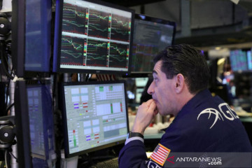 Wall Street beragam, Dow dan S&P akhiri pekan bergejolak naik tipis