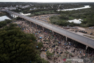 Puluhan ribu migran tidur di bawah jembatan Texas