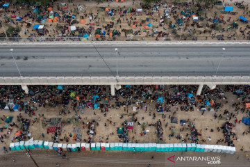 Kolong jembatan menjadi shelter bagi ribuan migran di Del Rio, Texas