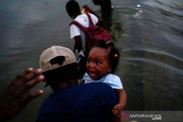 Migran di Del Rio, Texas bolak balik perbatasan untuk kebutuhan sehari-hari