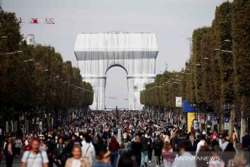 Instalasi seni di Arc de Triomphe Paris berakhir