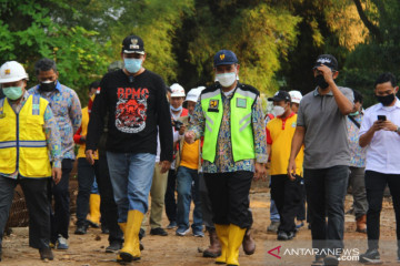 Pemkot Bekasi cek dua lokasi rawan banjir antisipasi musim hujan