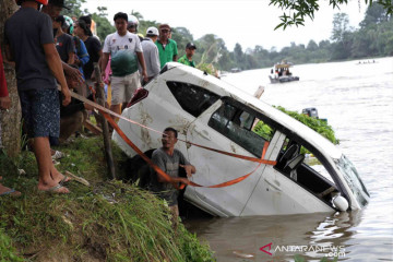 Sebuah mobil terjungkal ke sungai saat menyeberang, tiga penumpang meninggal dunia