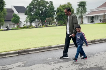 Presiden bagikan video momen jalan dan bersepeda bersama Jan Ethes